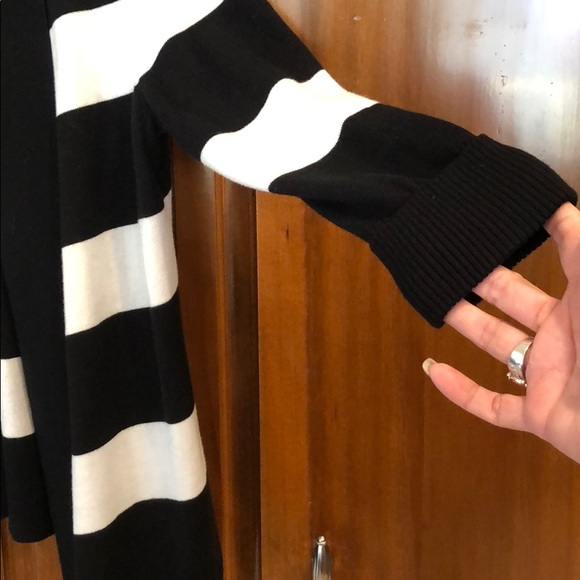 ❤️Beautiful White House Black Market Sweater❤️ - Picture 4 of 5